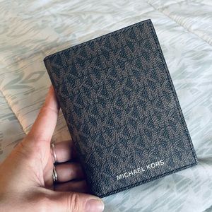 ✨ Brand New ✨ Michael Kors Passport Wallet